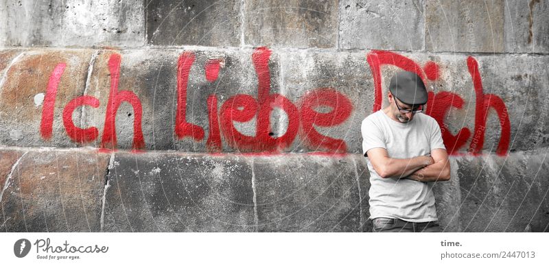 UT Dresden | Wir dich auch maskulin Mann Erwachsene 1 Mensch Mauer Wand T-Shirt Brille Mütze Schriftzeichen Graffiti festhalten stehen warten Romantik