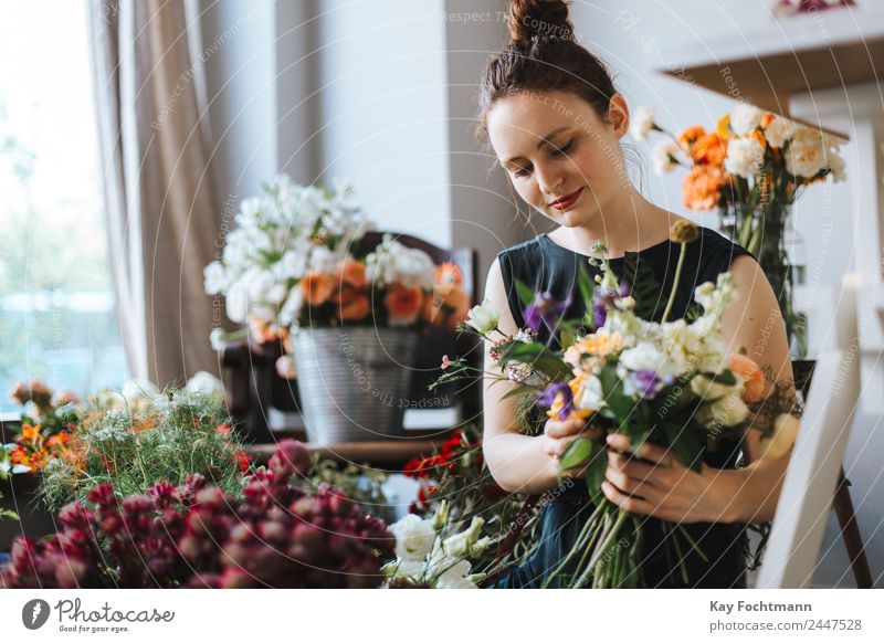 Floristin bindet einen bunten Strauß Blumen Lifestyle elegant Glück harmonisch Wohlgefühl Zufriedenheit Erholung Duft Häusliches Leben Wohnung