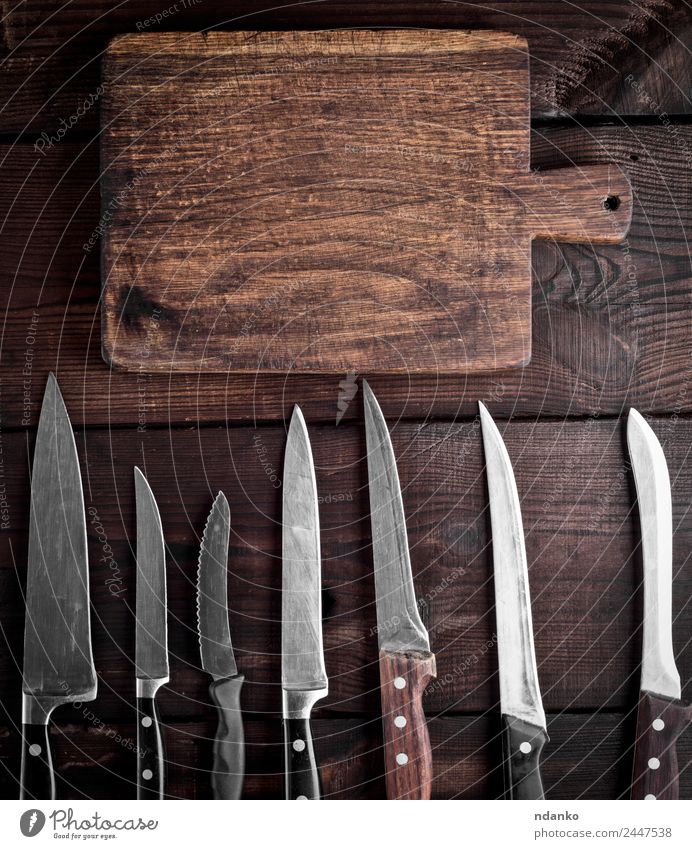 gebrauchte Küchenmesser Messer Tisch Werkzeug Holz Metall Stahl alt braun Hintergrund Klinge Holzplatte Essen zubereiten Schneiden heimisch Gerät Lebensmittel
