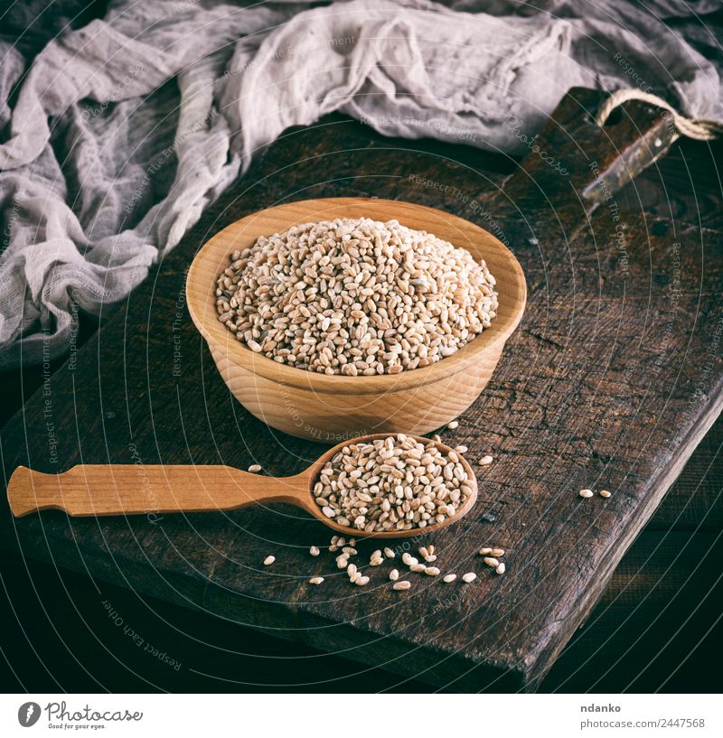 Weizenkorn in einer Holzschale Brot Vegetarische Ernährung Teller Löffel Tisch oben braun gelb weiß Korn Hintergrund ganz Müsli Lebensmittel Gesundheit Roggen