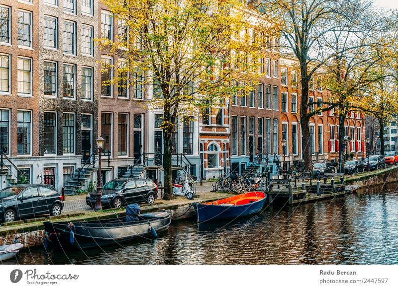 Schöne Architektur niederländischer Häuser und Hausboote am Amsterdamer Kanal im Herbst Niederlande Großstadt Berühmte Bauten Ferien & Urlaub & Reisen