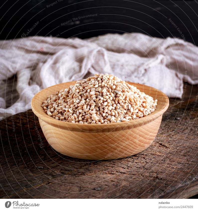 Weizenkorn in einer Holzschale Brot Vegetarische Ernährung Teller Tisch Essen braun gelb weiß Korn Hintergrund ganz Müsli Lebensmittel Gesundheit Roggen Samen