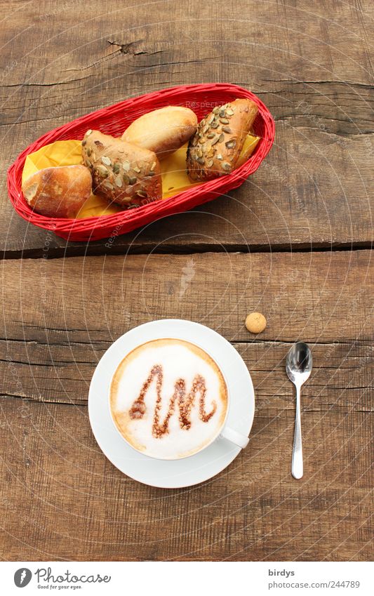 Frühstück mit frischen Brötchen und Cappuccino Kaffeetrinken Löffel Tasse Ernährung ästhetisch braun rot genießen Holzplatte Holztisch rustikal Brotkörbchen