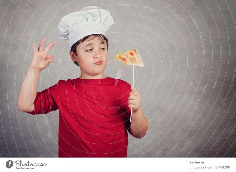 Kind lustiger Koch mit Scheibenpizza Lebensmittel Brötchen Ernährung Essen Mittagessen Fastfood Fingerfood Italienische Küche Lifestyle Freude Mensch maskulin