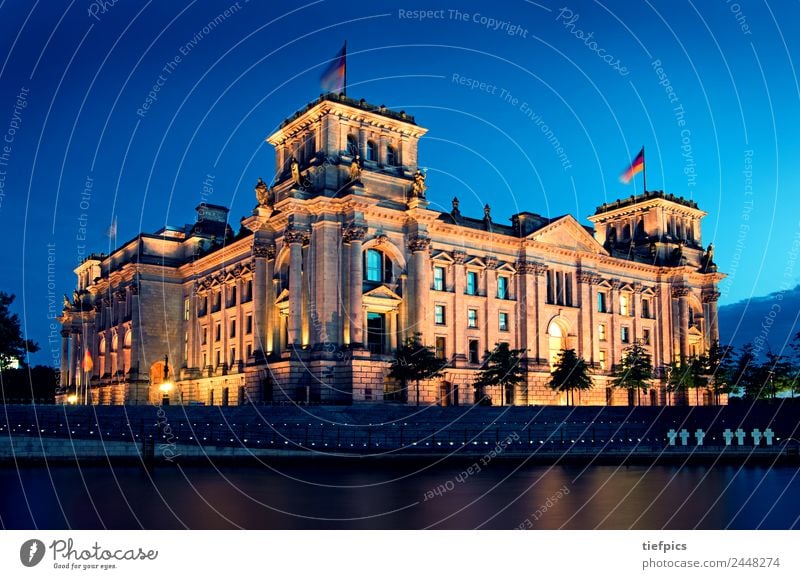 Reichstag Berlin Sommer Nachtleben Wasser Fluss Skyline Gebäude Architektur Sehenswürdigkeit Wahrzeichen Deutscher Bundestag blau Politik & Staat Spree