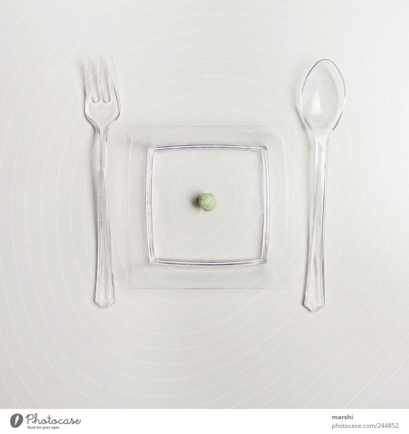 der Erbsenzähler auf Diät Lebensmittel Gemüse Ernährung Fasten Fingerfood grün weiß Freisteller Teller Löffel Gabel Appetit & Hunger Kunststoff klein gelüste