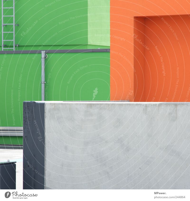 verwinkelt Parkhaus Architektur Mauer Wand grau grün orange Leiter Eisenrohr Linie Ecke skurril Perspektive Illusion Betonwand Farbfoto mehrfarbig Außenaufnahme