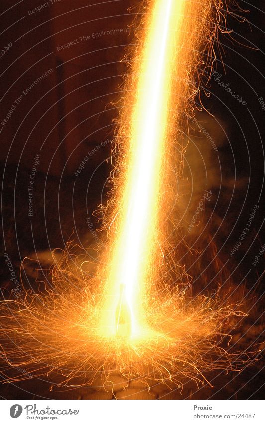 Rocketeer Silvester u. Neujahr Langzeitbelichtung Nacht Feuerwerk Funken Beginn Brand