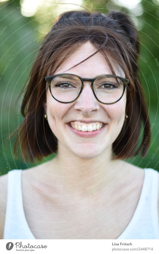 FRAU - BRILLE - GESICHT - EBEN- GRÜBCHEN schön feminin Junge Frau Jugendliche Gesicht 1 Mensch 18-30 Jahre Erwachsene Piercing Brille Haare & Frisuren brünett