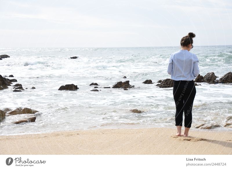 Strand, Meer, Frau mit Dutt, Porto feminin Junge Frau Jugendliche 1 Mensch 18-30 Jahre Erwachsene Natur Himmel Frühling Schönes Wetter Felsen Wellen brünett
