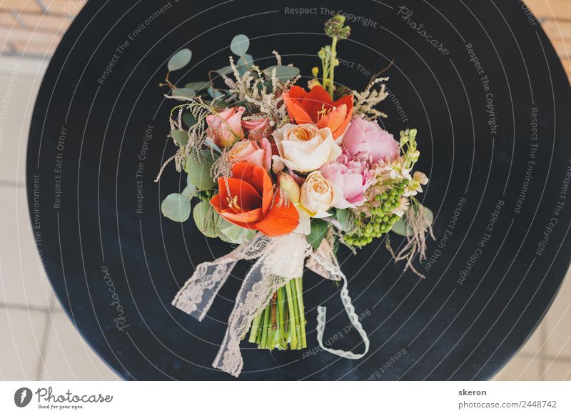 stilvoller Hochzeitsbouquet auf dem Eisentisch Lifestyle Reichtum elegant Stil Design Feste & Feiern Pflanze Schönes Wetter Blume Rose Tulpe Blatt Blüte