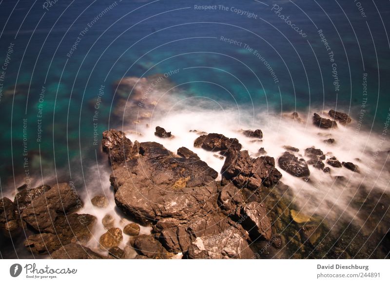 Meer triffs auf Felsen Insel Natur Landschaft Wasser Sommer Küste Riff Ostsee blau mehrfarbig Kreta Stein Langzeitbelichtung Farbfoto Außenaufnahme Menschenleer
