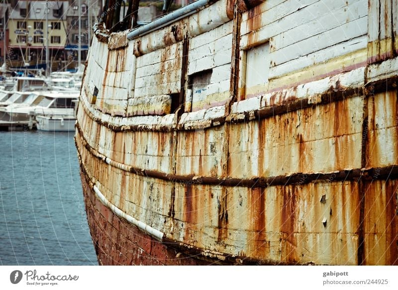 alte liebe rostet Schifffahrt Segelschiff Wasserfahrzeug Hafen Jachthafen Holz Stahl Rost liegen gigantisch kaputt trashig blau braun rot Trauer Tod Verfall