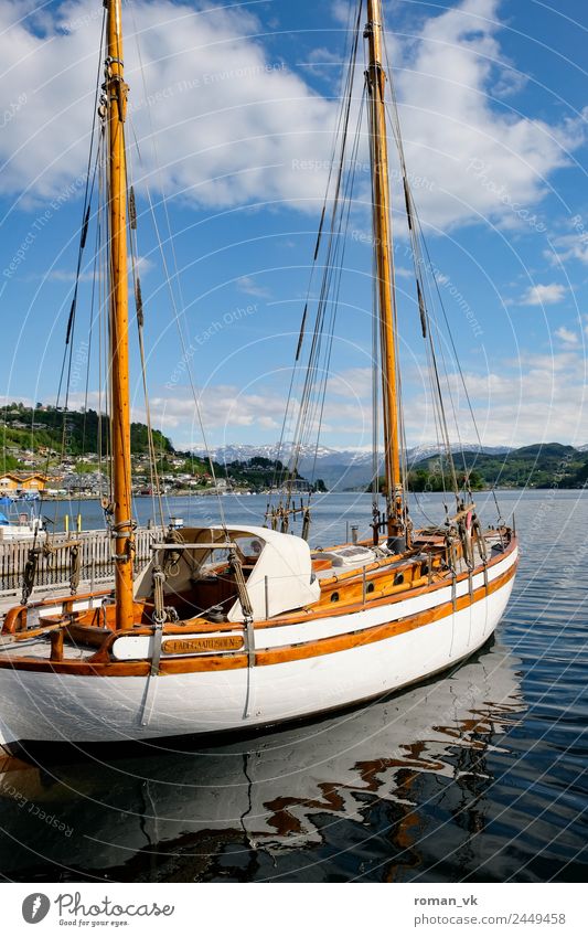 Landgang Lifestyle Reichtum elegant Idylle Segelschiff Fjord Holzschiff Mast Hafen Jacht Erfahrung Reisefotografie ankern See Norwegenurlaub erhaben Stolz
