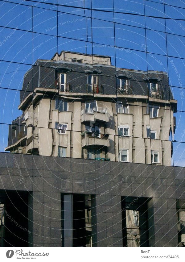 Zwischen Neu und Alt Haus Fenster Spiegelbild Architektur Glas Fensterscheibe Reflexion & Spiegelung