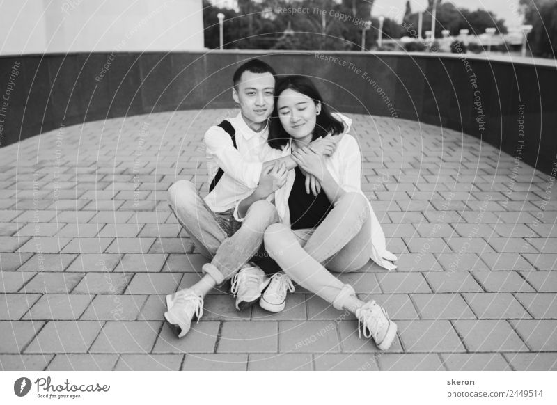 Studenten auf einem Spaziergang: Asiatisches Paar verliebt Lifestyle Freizeit & Hobby Kindererziehung Bildung Arbeit & Erwerbstätigkeit Beruf Mensch maskulin