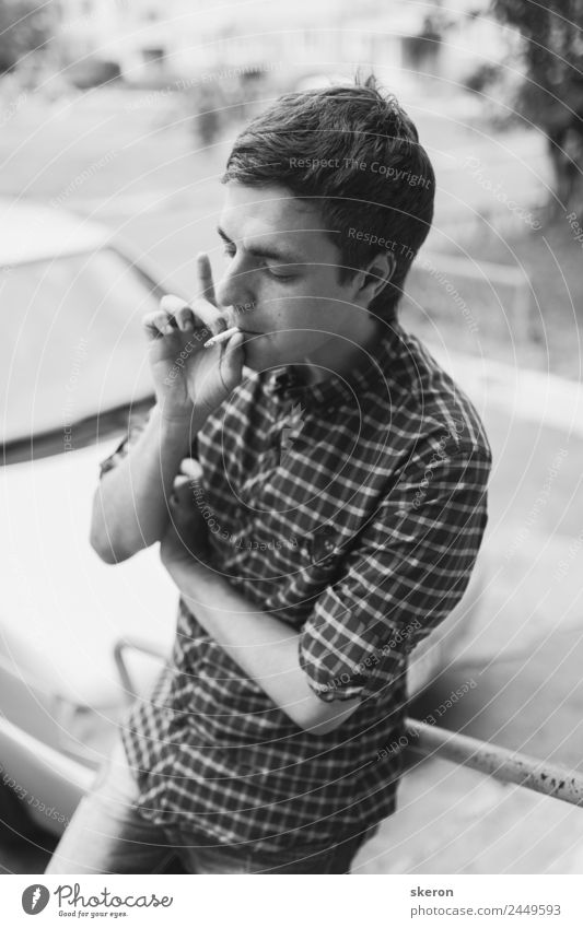 junger Kerl in einem Hemd raucht auf der Straße. elegant Stil Freizeit & Hobby maskulin Junger Mann Jugendliche Erwachsene Haare & Frisuren 1 Mensch 18-30 Jahre