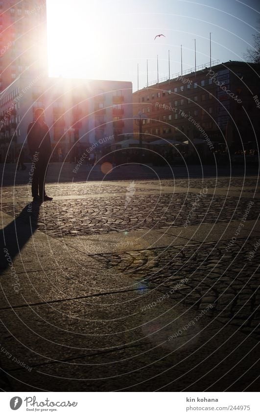 warten Mensch maskulin Mann Erwachsene 1 Stadtzentrum Platz Marktplatz Medborgarplatsen Stockholm Schweden Himmel Erwartung Aussicht Sonne Gebäude