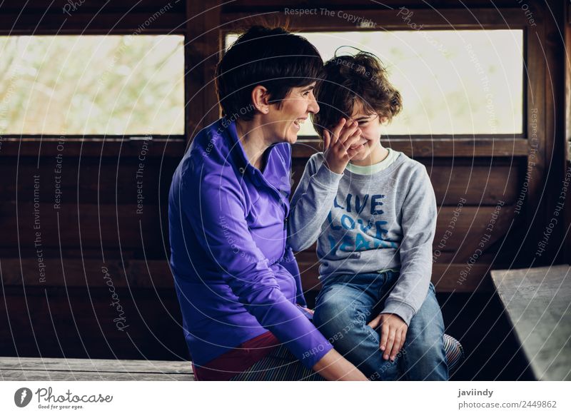 Mutter mit ihrer siebenjährigen Tochter, die lacht. Freude Kind Mensch Mädchen Frau Erwachsene Familie & Verwandtschaft Kindheit 2 3-8 Jahre 45-60 Jahre Holz