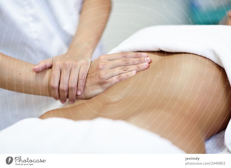 Hände massieren den weiblichen Bauch. Körper Behandlung Medikament Wellness Erholung Massage Arbeit & Erwerbstätigkeit Arzt Krankenhaus Junge Frau Jugendliche