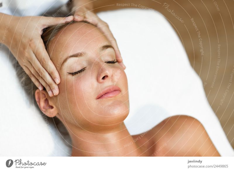 Junge blonde Frau erhält eine Kopfmassage i Lifestyle Glück schön Haut Gesicht Gesundheitswesen Behandlung Wellness Erholung Spa Massage Mensch Junge Frau