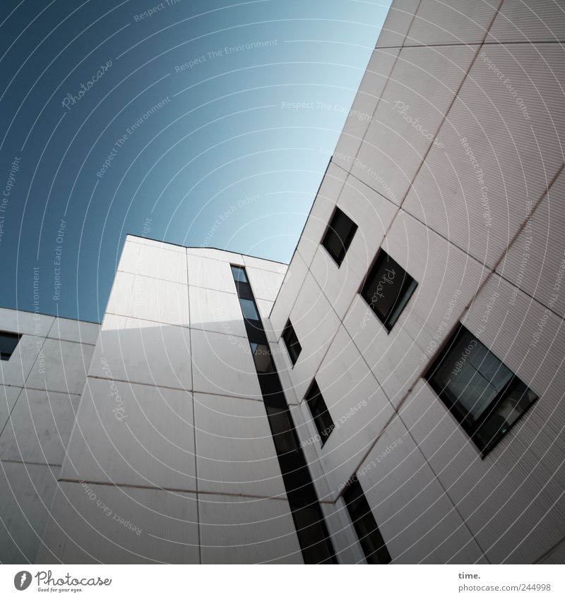 Ästhetik des Banalen #2 Sonnenlicht Weitwinkel Architektur hoch Haus Fassade Wohnhaus Wohnhochhaus weiß Himmel blau Pol- Filter Strukturen & Formen alt