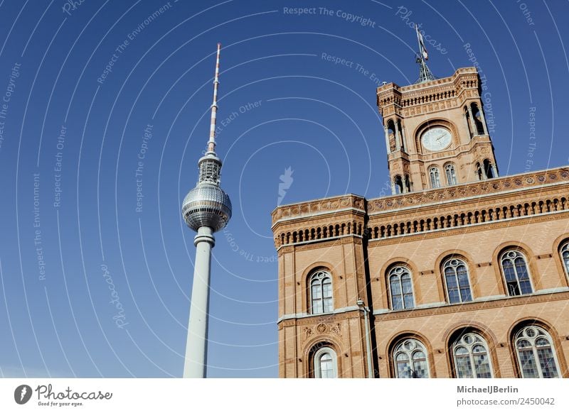 Fernsehturm und Rotes Rathaus Berlin Berliner Fernsehturm Deutschland Hauptstadt Stadtzentrum Menschenleer Gebäude Architektur Sehenswürdigkeit Wahrzeichen blau