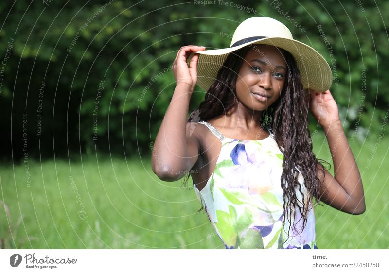 Romancia feminin Frau Erwachsene 1 Mensch Schönes Wetter Park Wiese Wald Kleid Hut brünett langhaarig festhalten Lächeln Blick Freundlichkeit schön