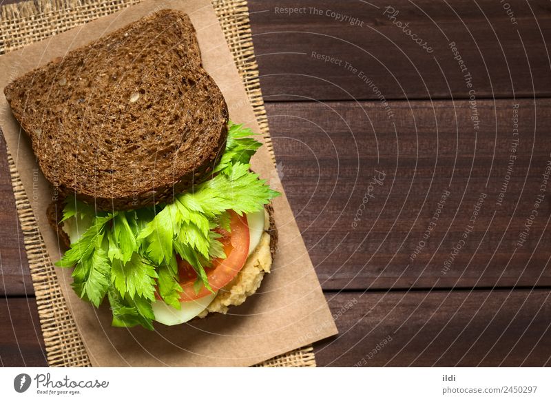 Veganes Vollkorn-Sandwich Gemüse Brot Frühstück Vegetarische Ernährung frisch Gesundheit Lebensmittel Belegtes Brot Sellerie Tomate Salatgurke Aufstrich Hummus