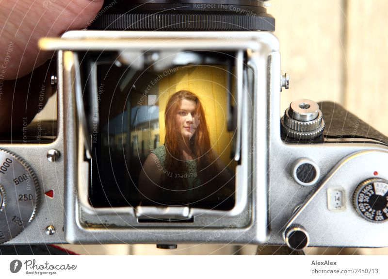 Bild einer Frau im Sucher einer analogen Kamera Lifestyle schön harmonisch Ausflug Fotokamera Pentacon Six Junge Frau Jugendliche 18-30 Jahre Erwachsene