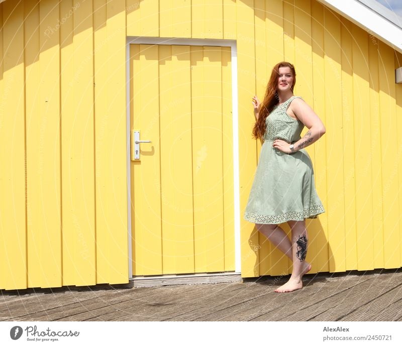 Frau vor einem gelben Strandhaus Lifestyle Stil schön harmonisch Wohlgefühl Holzhaus Junge Frau Jugendliche Erwachsene 18-30 Jahre Sommer Schönes Wetter Tür
