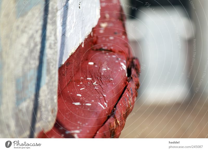 Unsauber gemalt Schifffahrt Fischerboot Hafen An Bord blau rot weiß Holz Schiffsplanken spritzen Farbe Fleck malen streichen dreckig Metall Leiste Nagel
