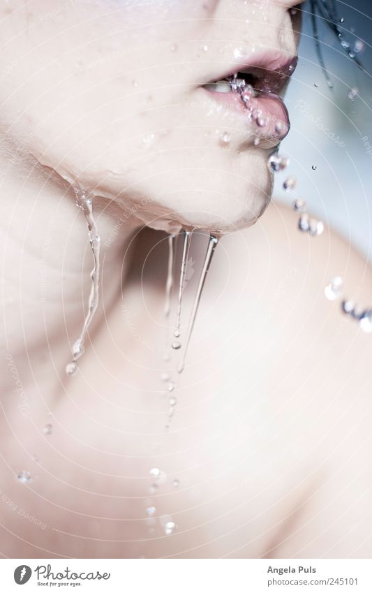 klares kaltes wasser Mensch feminin Mund Tropfen Wasser nass blau weiß Durst Farbfoto Detailaufnahme