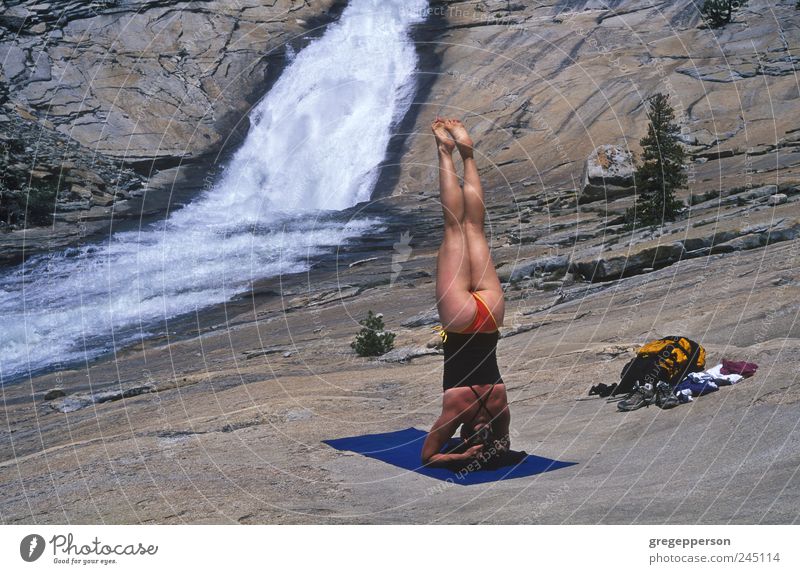 Weibliche Yogameisterin. Meditation Abenteuer wandern Sport Klettern Bergsteigen feminin Junge Frau Jugendliche 1 Mensch 18-30 Jahre Erwachsene Natur Wasser