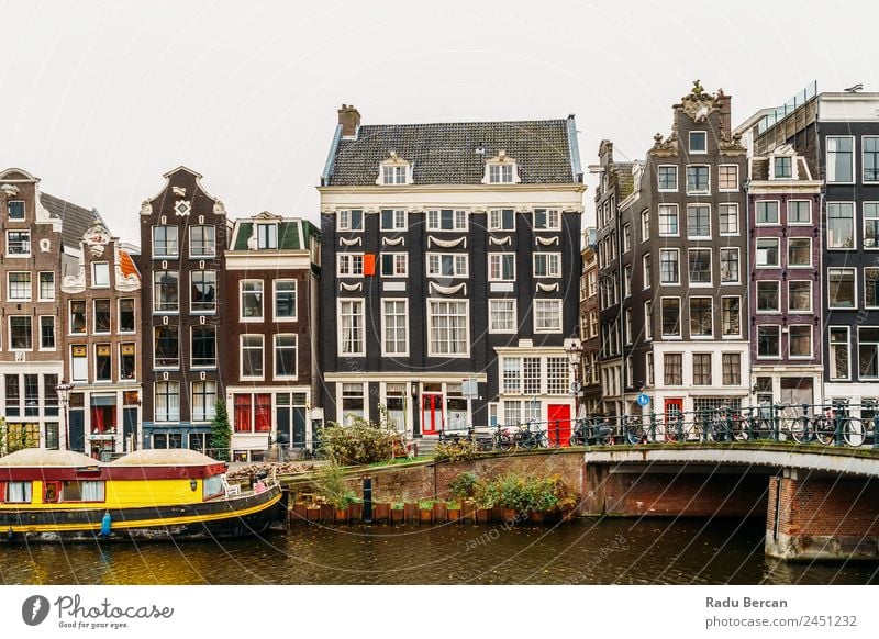 Architektur niederländischer Häuser Fassade und Hausboote am Amsterdamer Kanal Niederlande Großstadt Berühmte Bauten Ferien & Urlaub & Reisen Niederländer