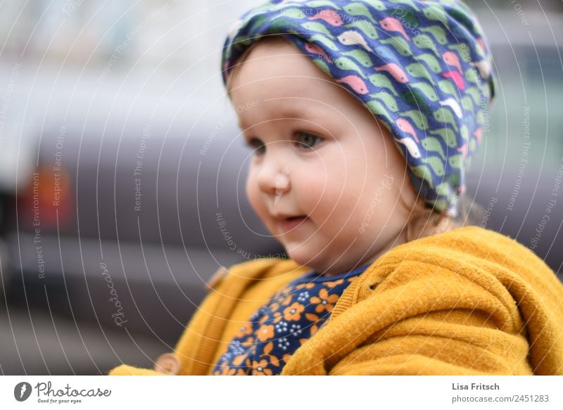 Kleinkind, Mädchen, Stirnband Kindererziehung Kindergarten 1 Mensch 1-3 Jahre beobachten entdecken Blick niedlich positiv gelb achtsam Wachsamkeit Neugier