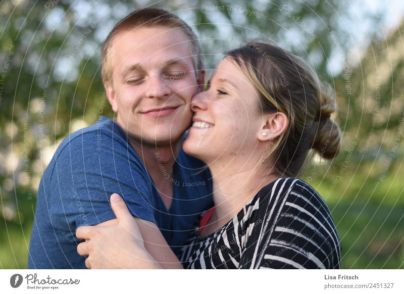 Paar, verliebt, genießen Ferien & Urlaub & Reisen Partner 2 Mensch 18-30 Jahre Jugendliche Erwachsene blond Zopf berühren festhalten Lächeln lachen Liebe