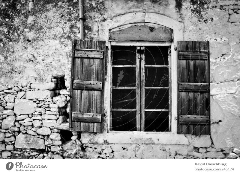 *600* / window Haus Ruine Mauer Wand Fassade Fenster Stein Holz schwarz weiß rustikal offen Fensterladen Fensterrahmen Schwarzweißfoto Außenaufnahme