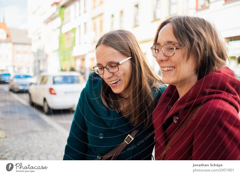 zwei Schwestern lachen herzlich auf der Straße Lifestyle Freude Glück Mensch feminin Junge Frau Jugendliche Geschwister 2 Lebensfreude Zwilling Außenaufnahme