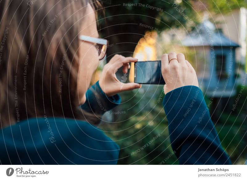 junge Frau macht Foto mit Smartphone an einer Brücke mit beiden Händen Lifestyle Stil Freude Glück Mensch feminin Junge Frau Jugendliche Leben Lebensfreude
