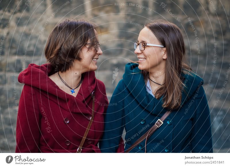 fröhliche Zwillingsschwestern schauen sich gegenseitig in die Augen Lifestyle Stil Freude Glück Mensch feminin Junge Frau Jugendliche Geschwister Schwester