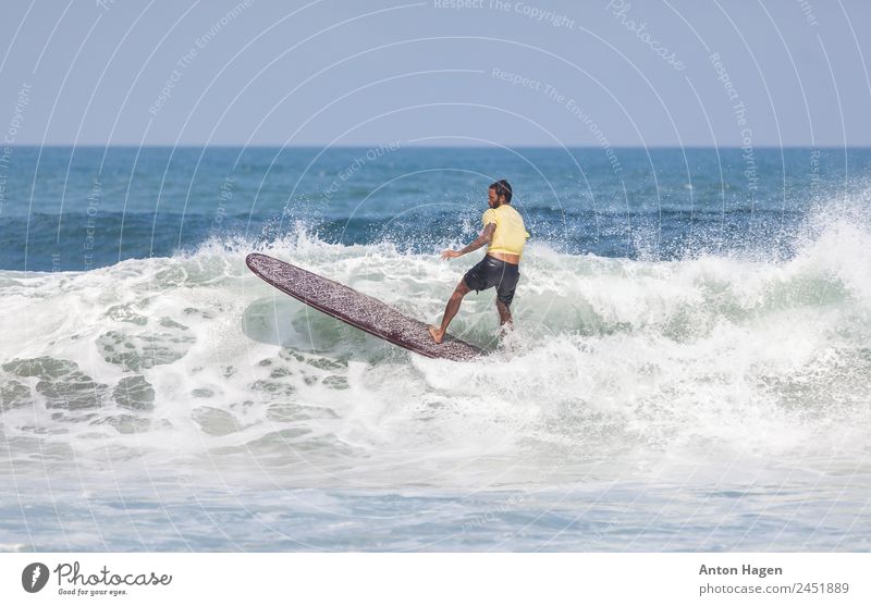 Surfer auf dem Longboard beim Manöver in der weißbrechenden Welle. maskulin 1 Mensch 30-45 Jahre Erwachsene Freizeit & Hobby Konkurrenz Ferien & Urlaub & Reisen