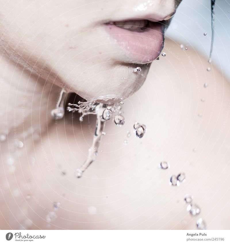 klares kaltes Wasser II feminin Mund Tropfen Flüssigkeit hell Farbfoto Detailaufnahme