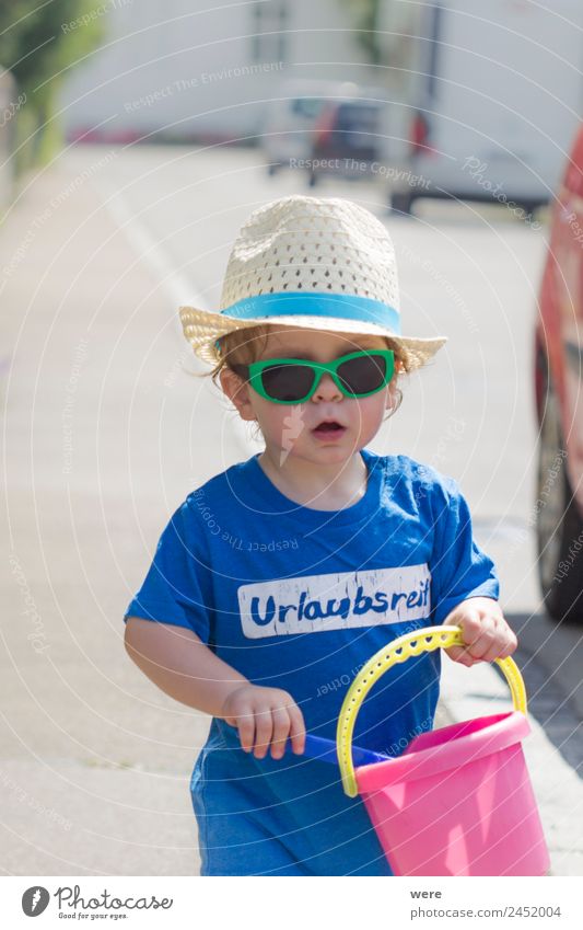 A toddler with straw hat wearing sunglasses and sand toy in hand Strand Mensch Baby Familie & Verwandtschaft Hand festhalten Spielen beach chair boy caucasian