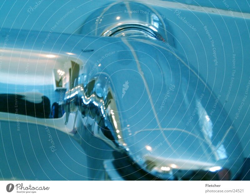 Wasserhahn Bad Reflexion & Spiegelung Chrom Elektrisches Gerät Technik & Technologie silber Fliesen u. Kacheln reflektion blau Linie