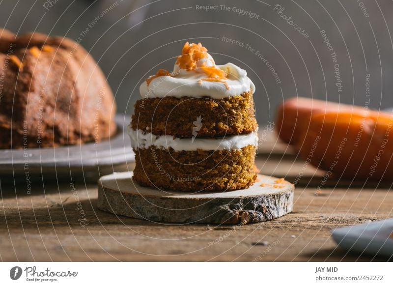 Mini-Karottenkuchen, gefüllt mit Frischkäse Backwaren Kuchen Möhre Sahne klein Käse Lebensmittel Gesunde Ernährung Foodfotografie Feinschmecker Dessert Kürbis