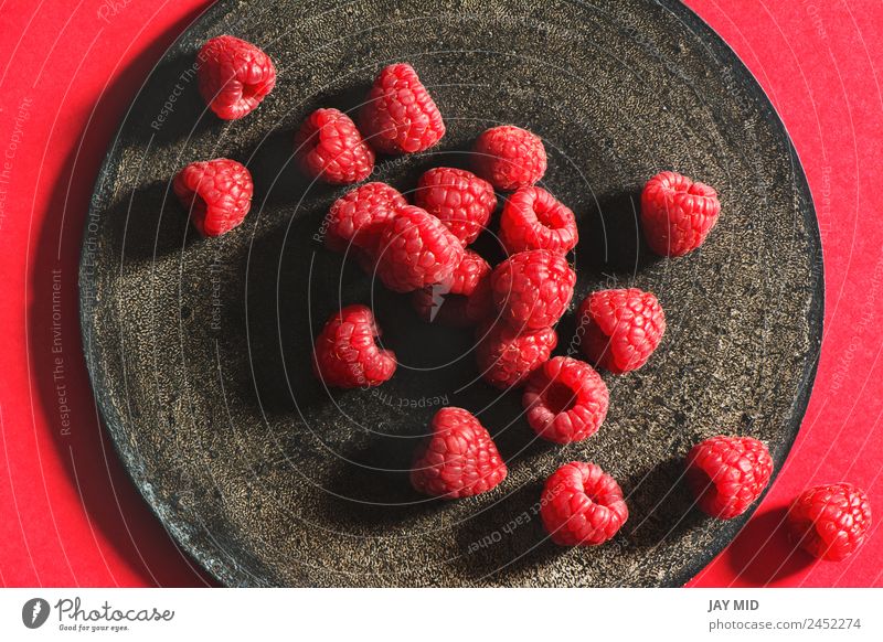 Frische Himbeeren auf rustikalem Schwarzteller Teller Grunge Frucht schwarz frisch reif Gesunde Ernährung Gesundheit natürlich organisch Beeren rot Diät Zutaten