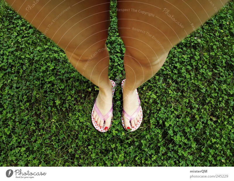 Standpunkt. Kunst ästhetisch unten Perspektive Schuhe Frau Badelatschen Flipflops Klee Beine groß Wachstum Pubertät Mode verrückt fantastisch modern