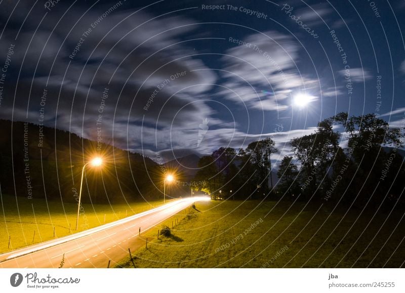 Lichtquellen Stil Nachtleben Himmel Wolken Nachthimmel Stern Mond Gras Alpen Saanenland Gstaad Verkehr Verkehrswege Straße Laterne Bewegung fahren leuchten