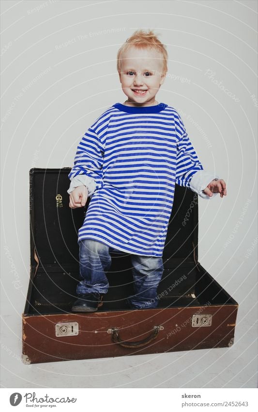 lächelnder Junge in einem langen T-Shirt im Koffer Mensch Baby Kindheit Haut Kopf Haare & Frisuren Gesicht Auge Ohr Nase Mund 1 1-3 Jahre Kleinkind Mode